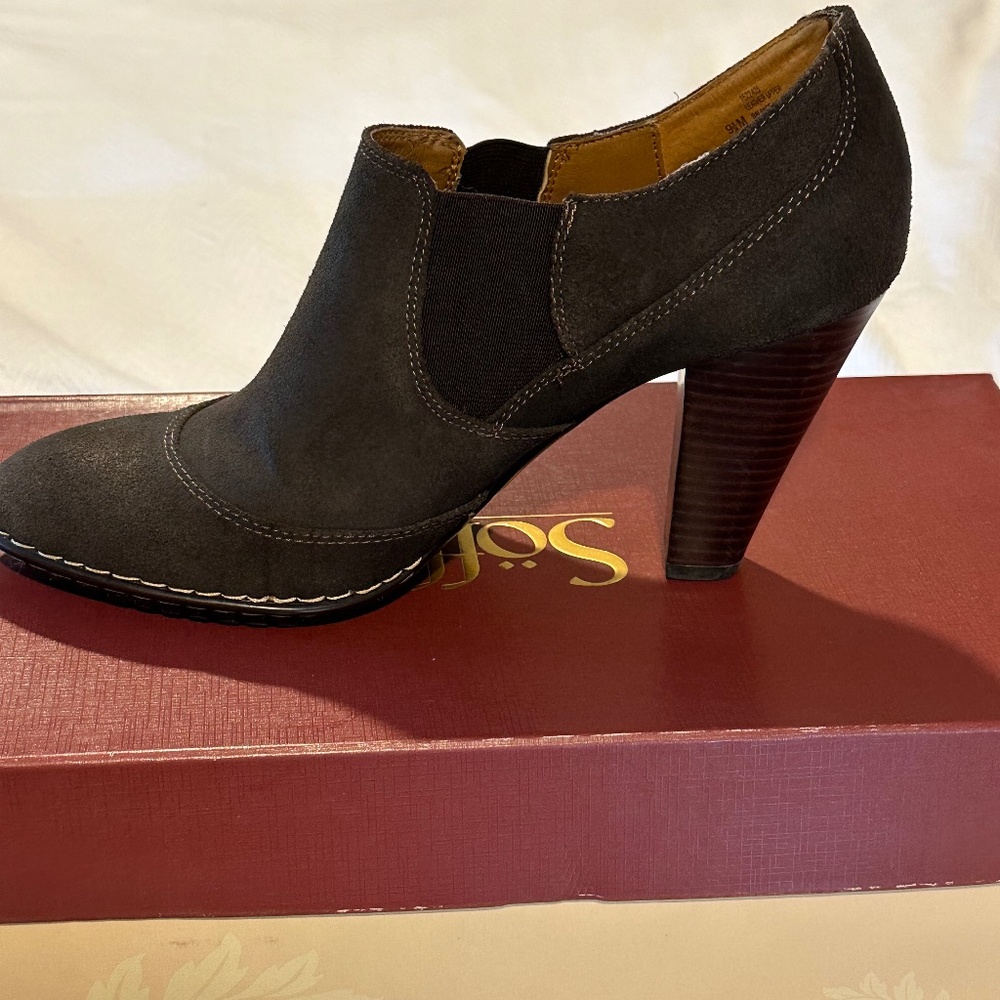 NEW- NEVER WORN- Sofft Zamora Ankle Boot